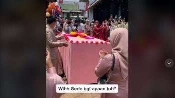 Viral Dapat Kado Pernikahan Super Besar, Isinya Bikin Terharu