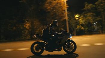 Apakah Benar Naik Motor Pada Malam Hari Bisa Menyebabkan Masuk Angin 