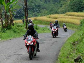 Tips Berkendara Aman Menggunakan Sepeda Motor di Kampung Halaman Mudik Menjadi Tradisi Bagi Masyarakat Menjelang Nataru 