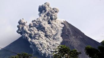 Gunung Anak Krakatau Erupsi, Masyarakat Tidak Diperbolehkan Dekati Kawah Radius 2km