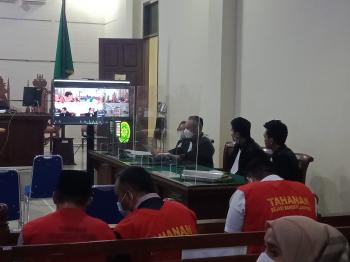 Pekerja-Perwakilan Perizinan Kementerian Pertanian Berikan Keterangan pada Sidang Pupuk Ilegal