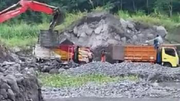 Dibawah Ancaman Banjir Lahar Dingin Gunung Merapi, Penambang Pasir Tetap Nekat Mencari Pasir