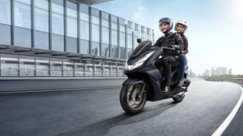 Tips Aman Berkendara Motor di Jalan Beton: Traksi Minim, Risiko Maksimal