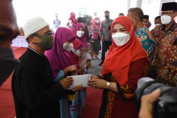Jelang Idul Fitri Walikota Eva Dwiana Berikan Santunan Bagi Anak Yatim Piatu