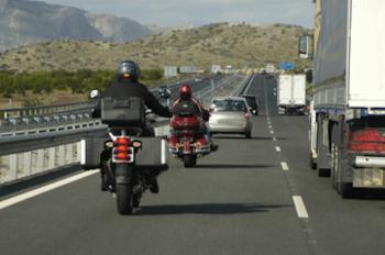 Tips Berkendara Sepeda Motor Saat Ingin Menyalip Kendaraan Besar 