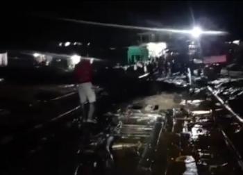 Warga Terisolir, Jembatan Muhara Lebak Terputus Diterjang Banjir