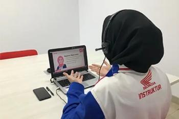 AHM Berbagi Tips Berkendara Aman dan Tetap Stylish untuk Perempuan   