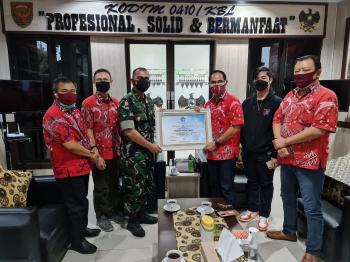 Apresiasi Kerja Sama Yang Baik, Dandim Romas Herlandes dan Mayor Wira Terima Cinderamata Dari PSMTI Lampung