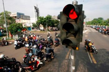 Tips Pijakan Kaki Yang Diturunkan Saat Di Lampu Merah   