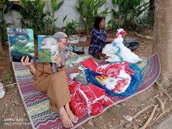 Demi Biaya Pengobatan Ahtar, Bayi Penderita Tumor Ganas, Kepsek SDN Skipi Rela Berjualan Bendera