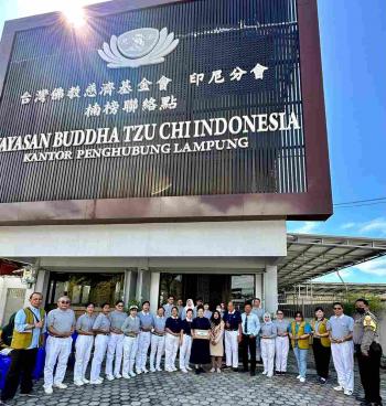 Menebarkan Cinta Kasih, Tzu Chi Lampung Berbagi Kepada Warga Kota Bandar Lampung