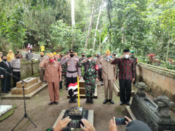 Hari Pahlawan : Veteran RI Pejuang Kemerdekaan, Bambu Runcing Simbol Penghargaan di Makam Almarhum Tarmudi