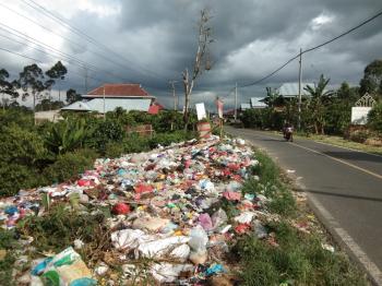Resah ! Sampah Menggunung di Perbatasan Pekon Canggu - Kotabesi Lambar, Butuh Perhatian Pemerintah