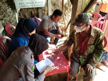 Tim Vaksinator Polres Lambar, Gelar Vaksin Yang Suukit Terjangkau Di Pekon Bahway