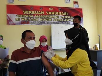 Kodim 0429/Lamtim Menggandeng RSUD Sukadana Lakukan Vaksinasi Bagi Lansia