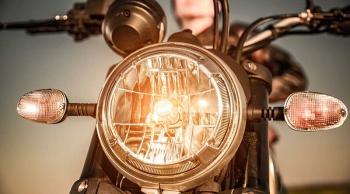 Apa Benar Lampu Motor Terus Menyala, Bikin Aki Tekor?   