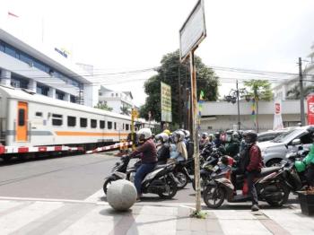 Etika Berkendara Saat Berhenti Di Perlintasan Kereta Api 