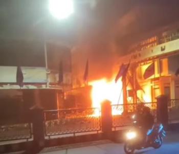 Viral ! Pos Deket JPO Ramayana Terbakar, Kabar Beredar Dilempar Botol Molotov?