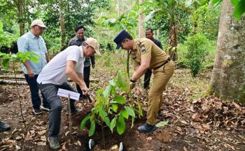3.000 Bibit Kopi-Kakao Dibagikan, Menko Zulkifli Hasan Minta Petani Jaga Gunung Rajabasa: “Hutan Lindung Tidak Boleh Diapa-apakan “