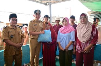 Susuri Lokasi Banjir, Bupati Egi Serahkan Bantuan ke Warga Terdampak di Desa Merak Belantung
