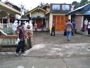 Dampingi Pemakaman Covid-19, Babinsa Himbau Warga Patuhi Prokes