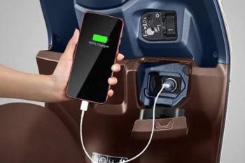 Jangan Asal Colok, Begini Cara Tepat Cas HP di Motor