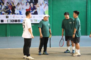 Pj. Gubernur Samsudin Buka Turnamen Tennis dalam Rangka HUT Klub Tennis Yay ke-1 Tahun 2025 di Lapangan Tennis Indoor, Kantor Gubernur Lampung