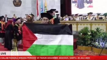 Ketua SJP Unila Bentangkan Bendera Palestina Saat Wisuda, Suarakan Solidaritas untuk Palestina   