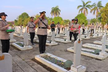 Sambut Hari Bhayangkara Ke-79, Polresta Bandar Lampung Ziarah dan Tabur Bunga di Makam Pahlawan