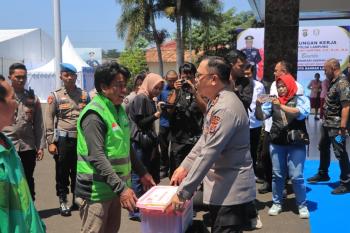 Ringankan Beban Warga, Kapolda Lampung Bagikan 50 Paket Sembako untuk Pekerja Informal   