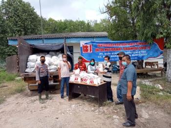Masa Pademi Covid-19, PT BSSW Tiyuh Penumangan Bagikan 600 Paket Sembako Kepada Warga