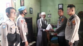 Jumat Berbagi, Polsek Telukbetung Utara Bagikan Sembako Kepada Masyarakat 