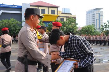 Atas Keberaniannya Menggagalkan Aksi Curas, Karyawan SPBU Dapat Penghargaan Dari Kapolresta