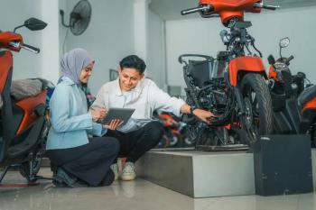 Pengendara Wanita Wajib Tau Tips Merawat Motor Manual Kesayangan