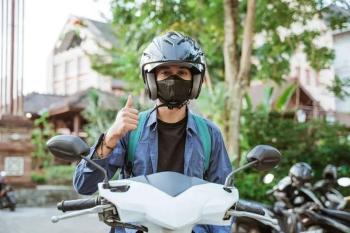 Pentingkah Memakai Masker Saat Naik Motor 