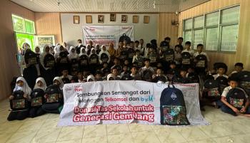 Telkomsel Salurkan Bantuan Tas Sekolah Hasil Penukaran 1 Juta Telkomsel Poin dan uCoin by.U melalui Program Kolaborasi bersama Pelanggan dan Seniman Disabilitas