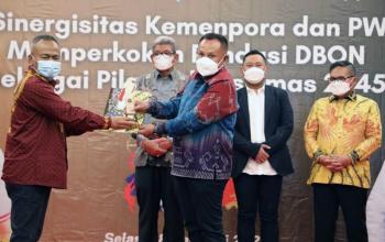 Bupati Lamsel Nanang Ermanto Terima Penghargaan Inisiator Olahraga SIWO PWI Pusat