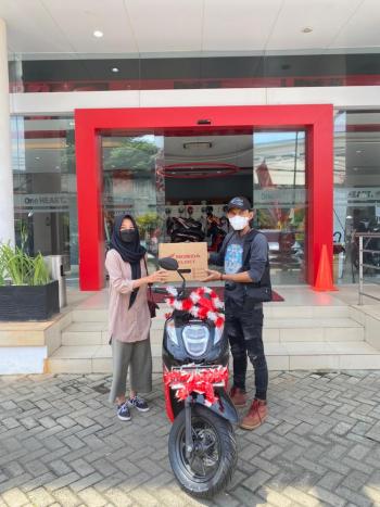 Siswi SMA YP Unila, Terima Langsung 1 unit Honda Genio Dari Undian Honda DBL Lampung