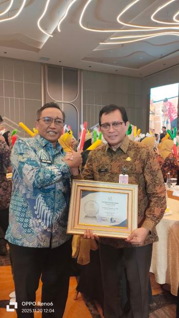 Sekdaprov Lampung Raih Penghargaan Sekda Terbaik Kategori Vision Pada ASKOMSI Digital Leadership Government Award 2025