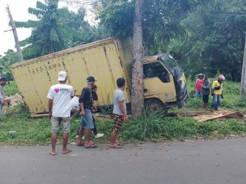 Breaking News: Diduga Tak Kuat Menanjak, Truk Bermuatan Makanan Mundur dan Mengenai Pengendara Sepeda motor 