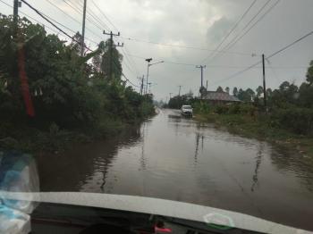 Kerap Terjadi Banjir Saat Hujan, Warga Berharap Jalan Lintas Pekon Kembahang Segera Di Perbaiki