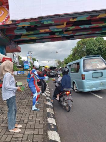 Honda TDM Pramuka Bagikan Takjil Kepada Masyarakat Sekitar 