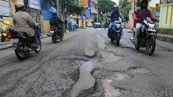 Tips Aman Naik Motor Di Jalanan Berlubang Dan Rusak