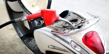 Saat Bahan Bakar Akan Habis, Motor Wajib Dikebut Atau Jalan Lebih Perlahan?