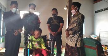 Sebelas Tahun Lumpuh, Akhirnya Fatkur Rohman Dapat Bantuan Kursi Roda