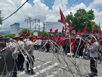 Kembali, Gedung DPRD Provinsi Lampung Digeruduk Mahasiswa 