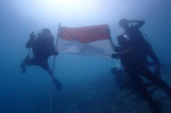 Komandan Pangkalan Utama TNI AL III ( Danlantamal III ) Pimpin Upacara Pengibaran Bendera di Dasar Laut Dalam Rangka HUT RI Ke - 77