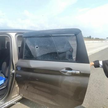 Bahaya ! Pengguna Tol Kaget Kaca Mobil  Pecah Diketapel Orang Tak Dikenal