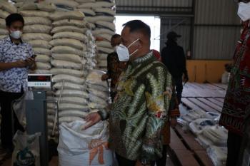 Pastikan Ketahanan Pangan Selama Pandemi, Nanang Ermanto Cek Gudang Bulog di Sragi