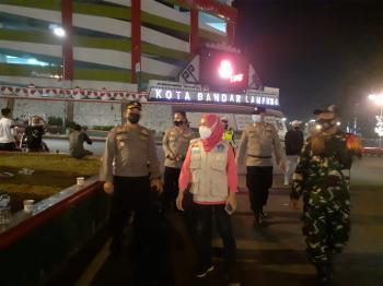 Kapolsek TBU Beri Himbauan Prokes dan Jam Operasional Dialogis Selama PPKM Level 4 di Kota Bandar Lampung